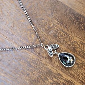 Paparazzi Floral Faceted Teardrop Pendant Silver Tone Necklace w/ Extender